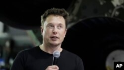 El fundador de SpaceX y director ejecutivo, Elon Musk, ofrece un discurso tras anunciar al multimillonario japonés Yusaku Maezawa como el primer pasajero de un vuelo privado alrededor de la Luna, en Hawthorne, California, el 17 de septiembre de 2018.