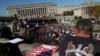 Para pendukung Presiden AS Donald Trump berdemo di luar gedung State Capitol setelah media memberitakan kemenangan Joe Biden dalam pilpres AS 2020, di Harrisburg, Pennsylvania, Sabtu, 7 November 2020. (Foto: Reuters)