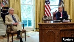 រូបឯកសារ៖ លោក​ប្រធានាធិបតី Donald Trump និយាយ​ជាមួយ​លោក Mitch McConnell ប្រធាន​ព្រឹទ្ធសភា​ អំពី​ច្បាប់​ផ្ដល់​ថវិកា​ជំនួយ​បន្ថែម​ ក្នុង​គ្រា​មាន​វិបត្តិ​ជំងឺ​កូវីដ១៩ នៅ​សេតវិមាន ថ្ងៃទី ២០ ខែកក្កដា ឆ្នាំ​២០២០។