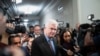 El candidato de la mayoría de la Cámara de Representantes de EEUU, Tom Emmer, sale de una reunión del partido para discutir posibles nuevos candidatos para liderarlos como portavoz en el edificio de oficinas de la Cámara de Longworth en Washington, el 23 de octubre de 2023.