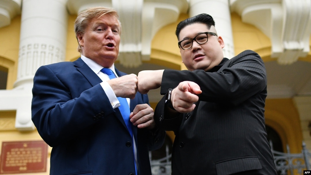 两名长相扮相很像金正恩和特朗普的男子2019年2月22日在越南河内歌剧院前面的阶梯上举行“模拟峰会”。