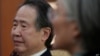 El 6 de marzo de 2020, el embajador japonés en Corea del Sur, Koji Tomita, a la izquierda, escucha al ministro de Relaciones Exteriores de Corea del Sur, Kang Kyung-wha durante una reunión en el Ministerio de Relaciones Exteriores en Seúl, Corea del Sur.