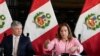 ARCHIVO - La presidenta peruana Dina Boluarte muestra su collar, acompañada por su abogado Mateo Castañeda, durante una conferencia de prensa en medio de una investigación sobre si recibió ilegalmente dinero en efectivo, relojes de lujo y joyas, en Lima, el 5 de abril de 2024.