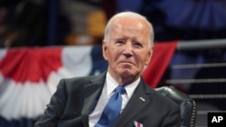 ARCHIVO - El presidente Joe Biden asiste a la ceremonia de despedida del Comandante en Jefe del Departamento de Defensa en el Joint Base Myer-Henderson Hall, el 16 de enero de 2025, en Arlington, Virginia.