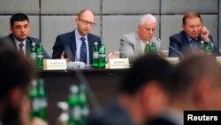 Para pejabat Ukraina termasuk Perdana Menteri Arseni Yatsenyuk (kedua dari kiri) berpartisipasi dalam pembicaraan perdamaian di Kharkiv (17/5). (Reuters/Andrew Kravchenko)