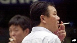 2001年8月16日中国上海: 最新研究预测中国所有吸烟年轻人的三分之一会在未来几十年内死亡