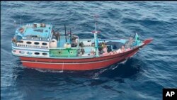 ARCHIVO - Imagen distribuida por el Mando Central de las fuerzas armadas de EEUU muestra un bote que transportaba componentes de misiles de fabricación iraní con destino a los hutíes yemeníes, luego de que dos efectivos desaparecieron tras una operación el 16 de enero de 2024.