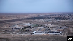 En esta imagen del 29 de diciembre de 2019 tomada desde un helicóptero, la base aérea de Ain al-Asad, en el desierto de Anbar, Irak. Al menos 10 cohetes impactaron el miércoles contra una base militar iraquí en el oeste de Irak.