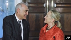 Secretary of State Hillary Rodham Clinton (r) and Egyptian Foreign Affairs Minister Mohamed Kamel Amr at the State Department in Washington, Sept. 28, 2011