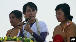 緬甸民主派領袖昂山素姬(中)