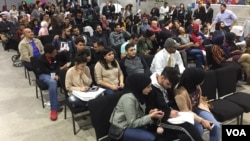 Masyarakat muslim AS di kota Dearborn, Michigan menonton bersama penghitungan suara pemilu AS, Selasa malam (8/11).