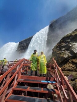 Hermanos Jaydem J Gonzalez (14 años) y Jadiel J Rodriguez (12 años) visitan las Cataratas del Niágara, el viernes 14 de mayo de 2021. [Foto: Cortesía]