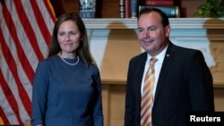 El senador republicano Mike Lee, miembro del Comité Judicial del Senado, junto a la nominada por el presidente Donald Trump para la Corte Suprema, Amy Coney Barrett, el 29 de septiembre de 2020.