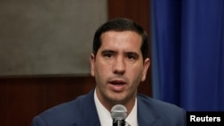 El Ministro de Energía de Ecuador, Roberto Luque, se dirige a los medios de comunicación, en Quito, Ecuador, el 18 de junio de 2024.