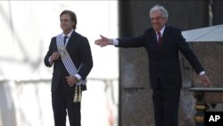 El nuevo presidente de Uruguay, Luis Lacalle Pou, sonríe después de recibir la banda presidencial del presidente saliente Tabaré Vázquez, en Montevideo, el 1 de marzo de 2020.
