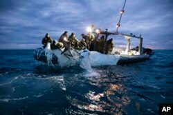 Pripadnici američke mornarice za eksplozive vraćaju ostatke kineskog balona za nadgledanje u blizini obale Južne Karoline, 5. februar 2023. (Foto: AP US Navy)