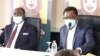 (De gauche à droite) Le ministres des sports Narcisse Mouelle Kombi et le secrétaire général de la caf Veron Mosengo-Omban présentent le protocole sanitaire lors de la CAN à Yaoundé, le 8 décembre 2021(VOA/Emmanuel Jules Ntap)