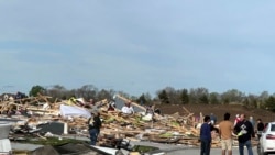 En Estados Unidos, socorristas y voluntarios se unieron para ofrecer ayuda en poblaciones destruidas a causa de varios tornados.