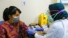 Una mujer se somete a un test de coronavirus en Yakarta, Indonesia, el 16 de diciembre de 2020.