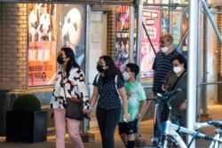 Las personas usan máscaras para prevenir la propagación de la enfermedad por coronavirus (COVID-19) en Nueva York.