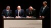 El delegado opositor Gerardo Blyde, el diplomático noruego Dan Nylander, el delegado oficialista Jorge Rodríguez firman el memorando de entendimiento del diálogo sobre Venezuela en Ciudad de México, el 13 de agosto de 2021. Los observa el canciller mexicano Marcelo Ebrard.