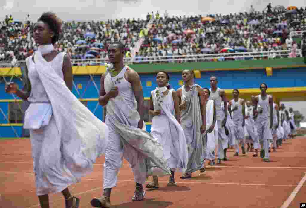Performers re-enact some of the events enter a public ceremony to mark the 20th anniversary of the Rwandan genocide, at Amahoro stadium in Kigali, April 7, 2014.