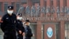 当世卫组织新冠病毒源头调查组视察武汉的中国科学院病毒研究所期间，中国保安人员在研究所外站岗。 （2021年2月3日）