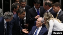 Ketua Mahkamah Agung Ricardo Lewandowski (duduk) berbicara dengan para senat dalam diskusi pemakzulan Presiden Rousseff di Brasilia, Brazil Selasa (9/8).