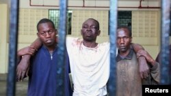 Omar Mwamnuadzi (C), chef de file de groupe séparatiste Conseil républicain de Mombasa (MRC) arrive aux cellules de justice de la loi avec les membres du groupe à la région côtière du Kenya le 15 octobre 2012. 