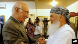 Pejabat Pakistan Sartaj Aziz (kiri) dengan Menteri Energi Afghanistan Ismail Khan di Islamabad, Pakistan (foto: dok).