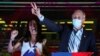 El candidato presidencial chileno José Antonio Kast gesticula junto a su esposa Maria Pia Adriasola Barroilhet mientras habla luego de los resultados parciales de la primera vuelta durante las elecciones presidenciales, en Santiago, Chile, el 21 de noviembre de 2021.