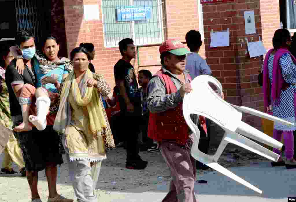 Patients are brought to open space for safety outside Teaching Hospital, Kathmandu, May 12, 2015. (Photo: Bikas Rauniar for VOA)