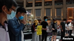 香港民主派抗议者在中国人大通过港版国安法后举行一分钟默哀。（2020年6月30日）