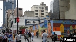 La posible convocatoria a plebiscito en Venezuela buscaría “disminuir los costos de salida del chavismo” del poder, consideran expertos.