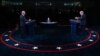 El moderador del debate, Chris Wallace, de Fox News, conversa con la audiencia antes de que el presidente de Estados Unidos, Donald Trump, y el candidato presidencial demócrata Joe Biden, participen en su primer debate de campaña presidencial de 2020.