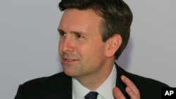 Former Obama White House press secretary Josh Earnest talks to the Associated Press reporter at the Public Diplomacy & Government Communication Forum in Dubai, United Arab Emirates, March 12, 2017.