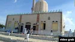 نمایی از بیرون مسجد در شهر العریش