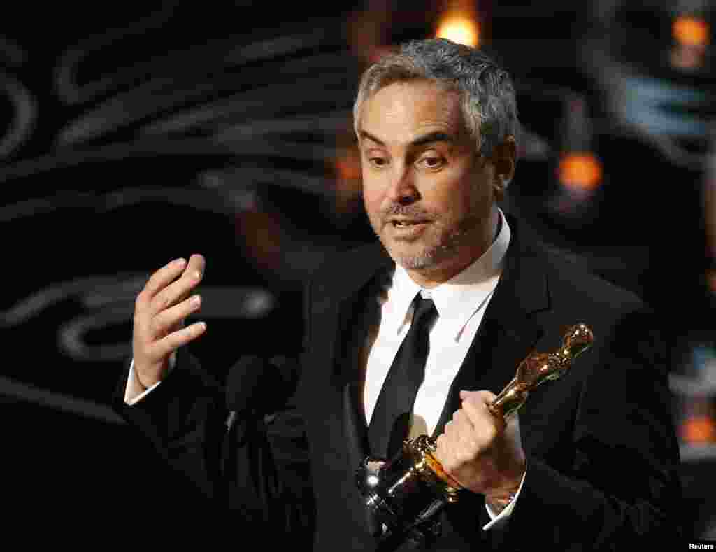 Alfonso Cuaron menerima Oscar untuk sutradara terbaik untuk film "Gravity." (Reuters/Lucy Nicholson)