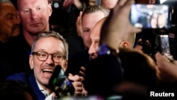 Čelnik Slobodarske partije Austrije (FPO) Herbert Kikl proslavlja pobedu na opštim izborima nakon saopštavanja projkecije rezultata izbora u Beču, Austrija, 29. septembra 2024.