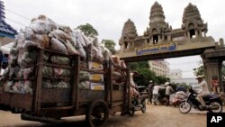 ការ​បង្កើត​សហគមន៍​សេដ្ឋ​កិច្ច​តែមួយ​នៅ​ចុង​ឆ្នាំ​ក្រោយ​នេះ​ នឹង​បើក​របាំងពន្ធគយ​ ឬ​មាន​ន័យថា​​ ការ​នាំទំនិញ​ផ្សេងៗ​ទៅ​កាន់​ប្រទេស​ជា​សមាជិក​នឹង​មិនត្រូវ​យក​ពន្ធ​នោះ​ទេ។ 