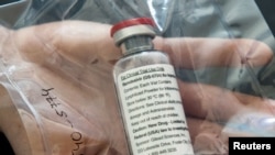 Se muestra una ampolla del medicamento contra el ébola Remdesivir durante una conferencia de prensa en el Hospital Universitario Eppendorf (UKE) en Hamburgo, Alemania, el 8 de abril de 2020, mientras continúa la propagación de la enfermedad por coronaviru