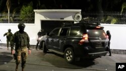 En esta imagen de archivo, agentes de la policía ecuatoriana tratan de entrar en la embajada de México en Quito, Ecuador, el 5 de abril de 2024, luego de que las autoridades mexicanas concedieron asilo al exvicepresidente del país, Jorge Glas, quien se había refugiado allí. 