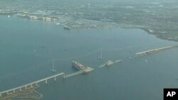 Así luce el puente Francis Scott Key luego de que un barco portacontenedores chocó con uno de los soportes del puente el martes 26 de marzo de 2024 en Baltimore. (WJLA vía AP)