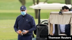 El presidente de Estados Unidos, Joe Biden, conversó con los periodistas al terminar una ronda de golf en Wilmington, Delaware, el sábado 17 de abril de 2021.