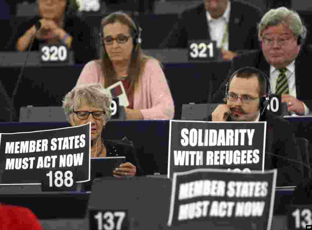  Junker urges Europe to face the current refugee crisis with solidarity.