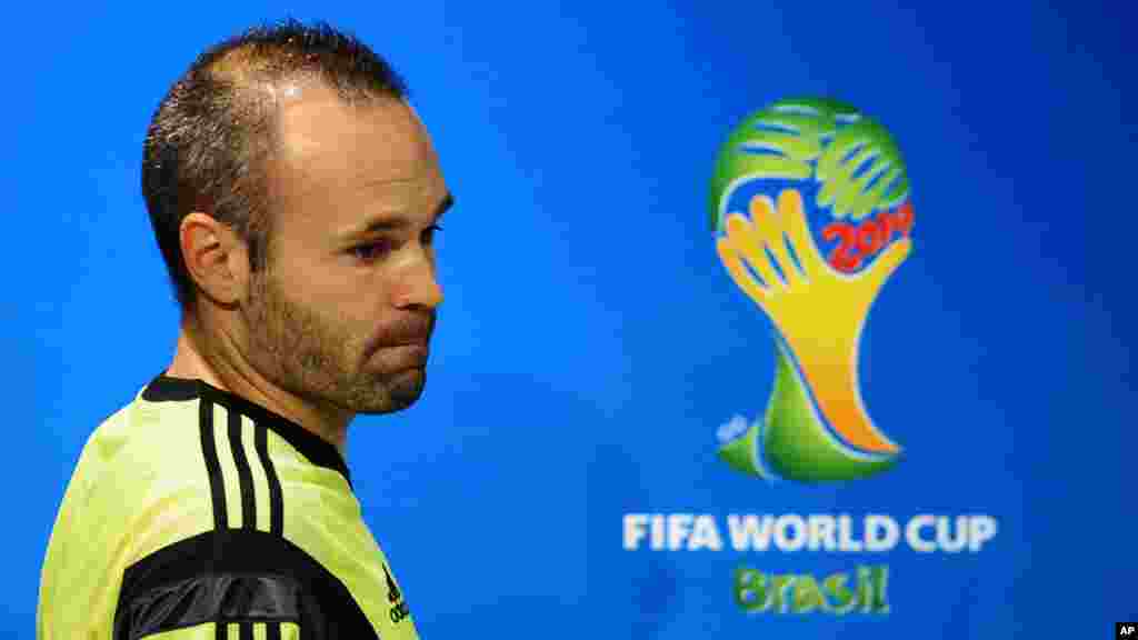 Andrés Iniesta L'Espagnol ferme la marche de ce top 10 avec 21,5 millions d'euros de revenu annuel. C'est lui qui avait marqué le but vainqueur en finale de la coupe du monde 2010 avec l'Espagne.