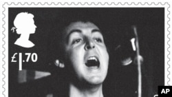 Salah satu dari 12 perangko yang dirilis Dinas Pos Kerajaan Inggris untuk menghormati penyanyi dan penulis lagu Paul McCartney. Perangko seri khusus ini mulai dijual umum 28 Mei mendatang. (Royal Mail via AP)