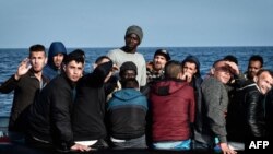 Para pengungsi di atas kapal karet tidak jauh dari Pantai Libia, 12 Mei 2018. (Foto: dok.)