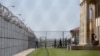 En su lucha por un cambio en la legislación penal criminal, asesores del ex presidente Barack Obama visitan el Reno Federal Correctional Institution en Oklahoma, el 16 de julio de 2015. 
