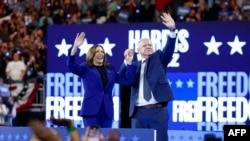 ARCHIVO - La vicepresidenta de EEUU y candidata presidencial demócrata, Kamala Harris, y su compañero de fórmula, el gobernador de Minnesota, Tim Walz, saludan a la multitud después de hablar en mitin de campaña en el Foro Fiserv en Milwaukee, Wisconsin, el 20 de agosto de 2024.
